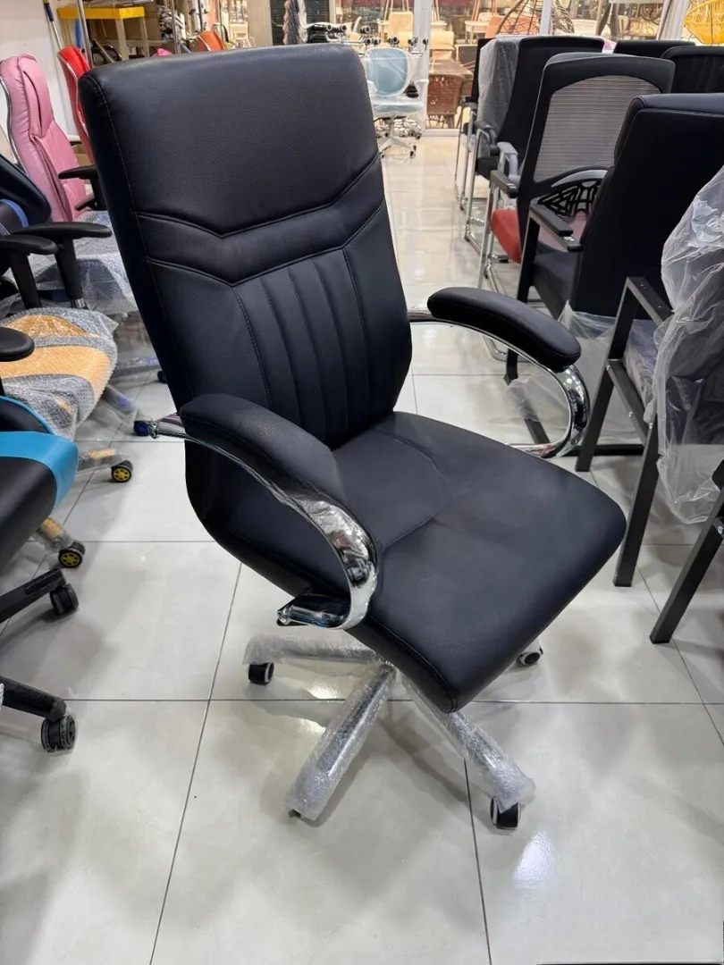 Black color, Office chair - Tenderyard