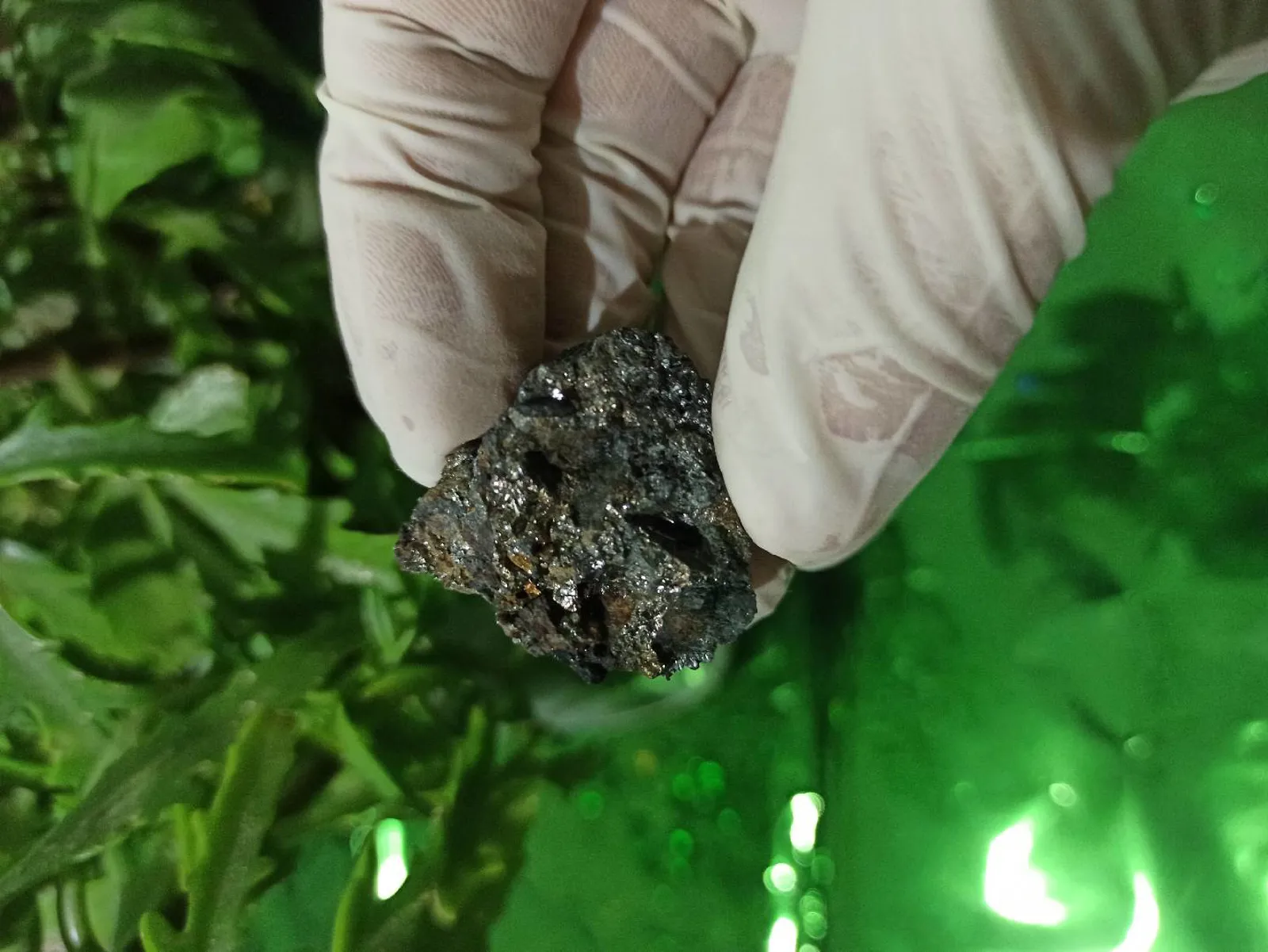 Təbii metal parıltılı mineral nümunəsi✨