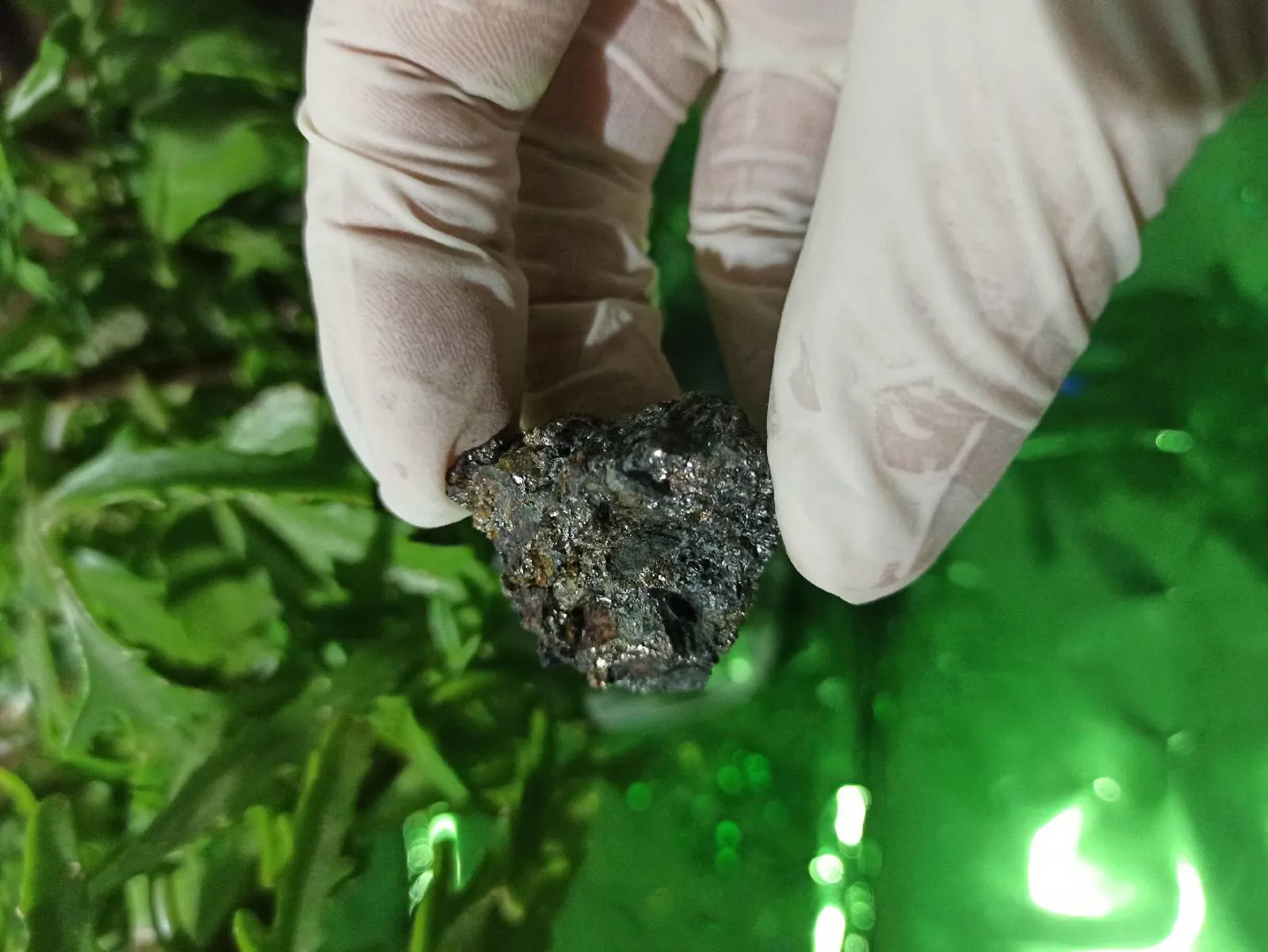 Təbii metal parıltılı mineral nümunəsi✨