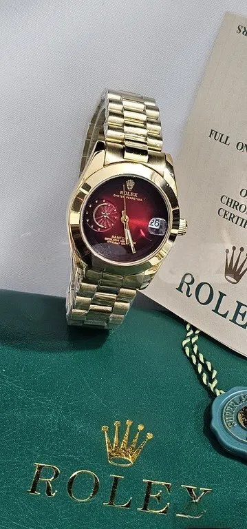 Qadın saatı, Qızılı rəng