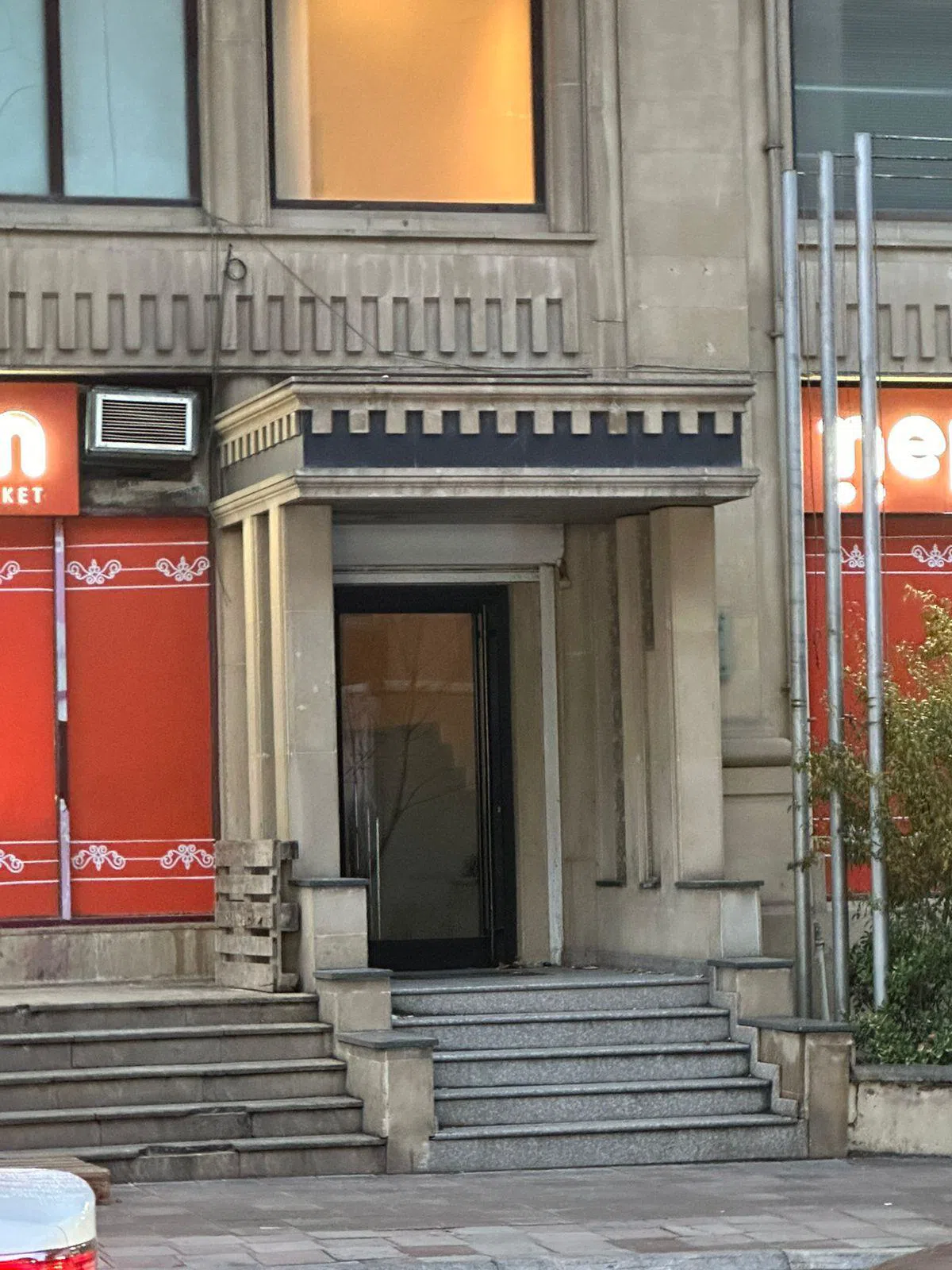 Əla təmirli ticarət obyekti, 570 m² satılır