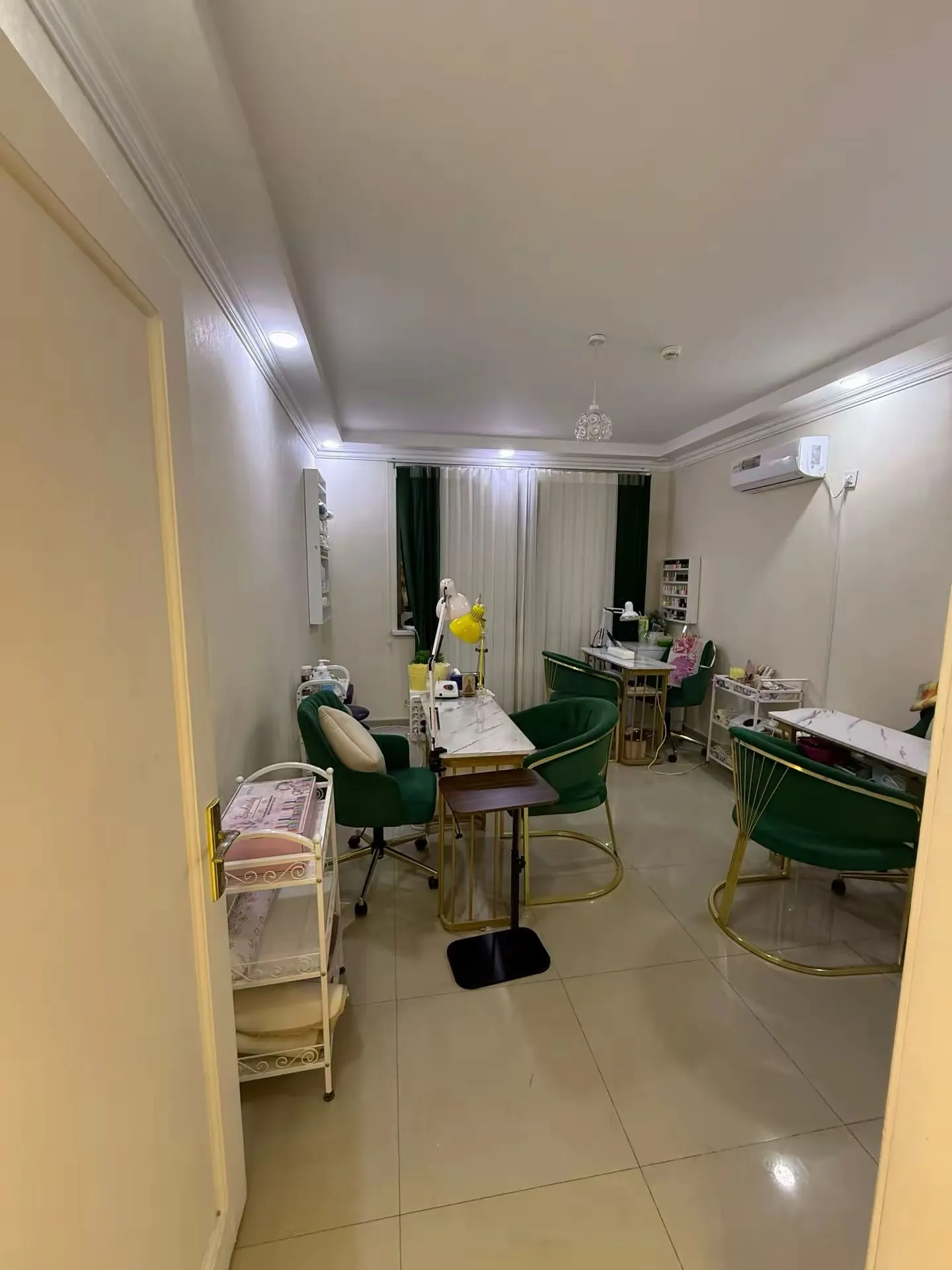 xetai metrosu yaxinliqnda gozellik salonu icareye verilir