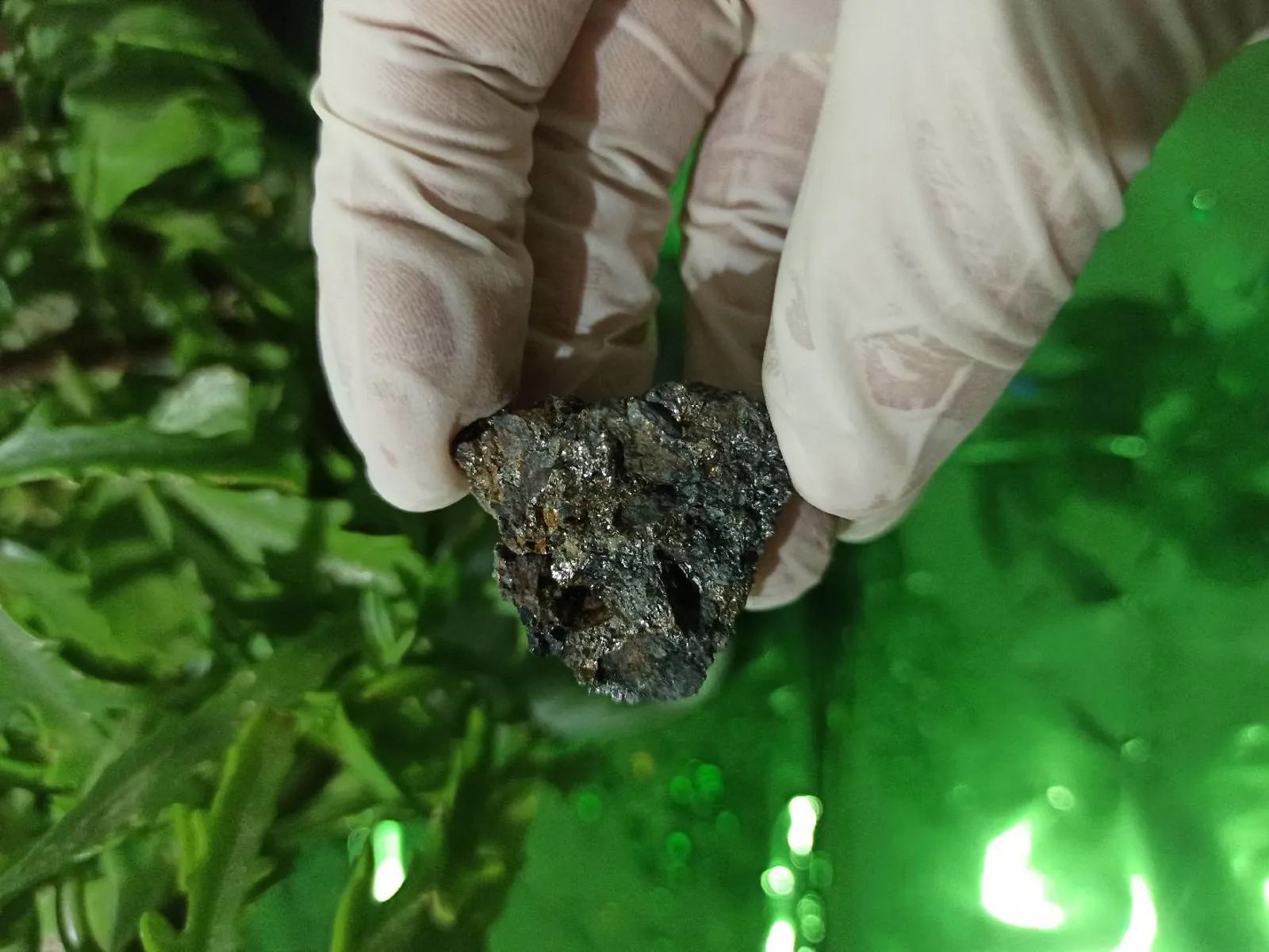 Təbii metal parıltılı mineral nümunəsi✨