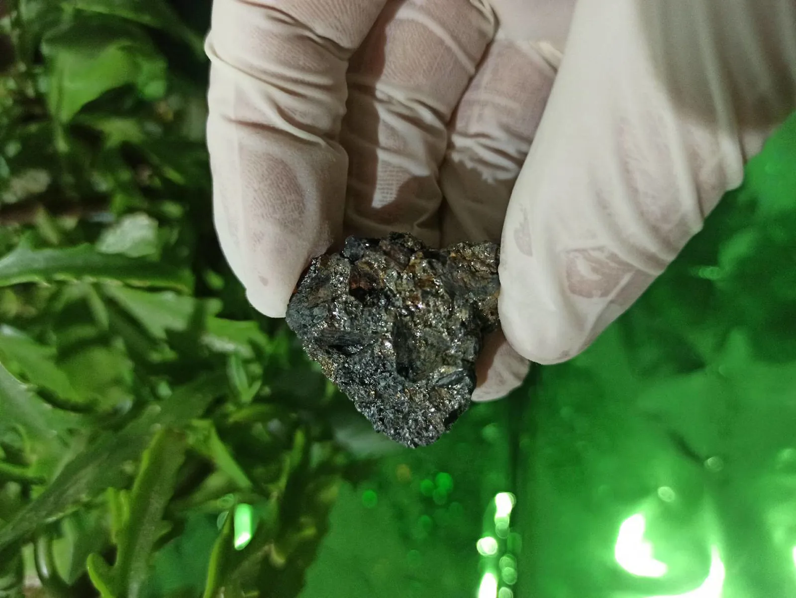 Təbii metal parıltılı mineral nümunəsi✨