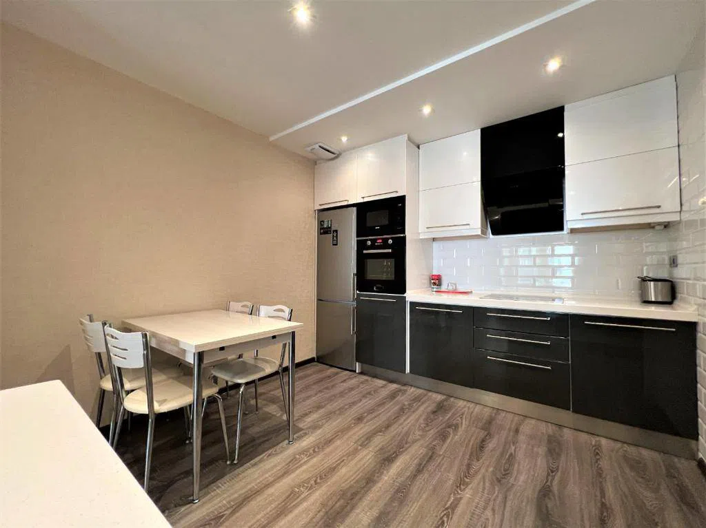 2 otaqlı mənzil 100 m² kirayə verilir — şəkil 6