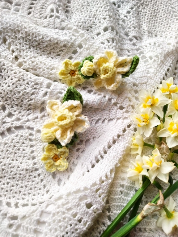 Ağ rəng saç aksesuarı