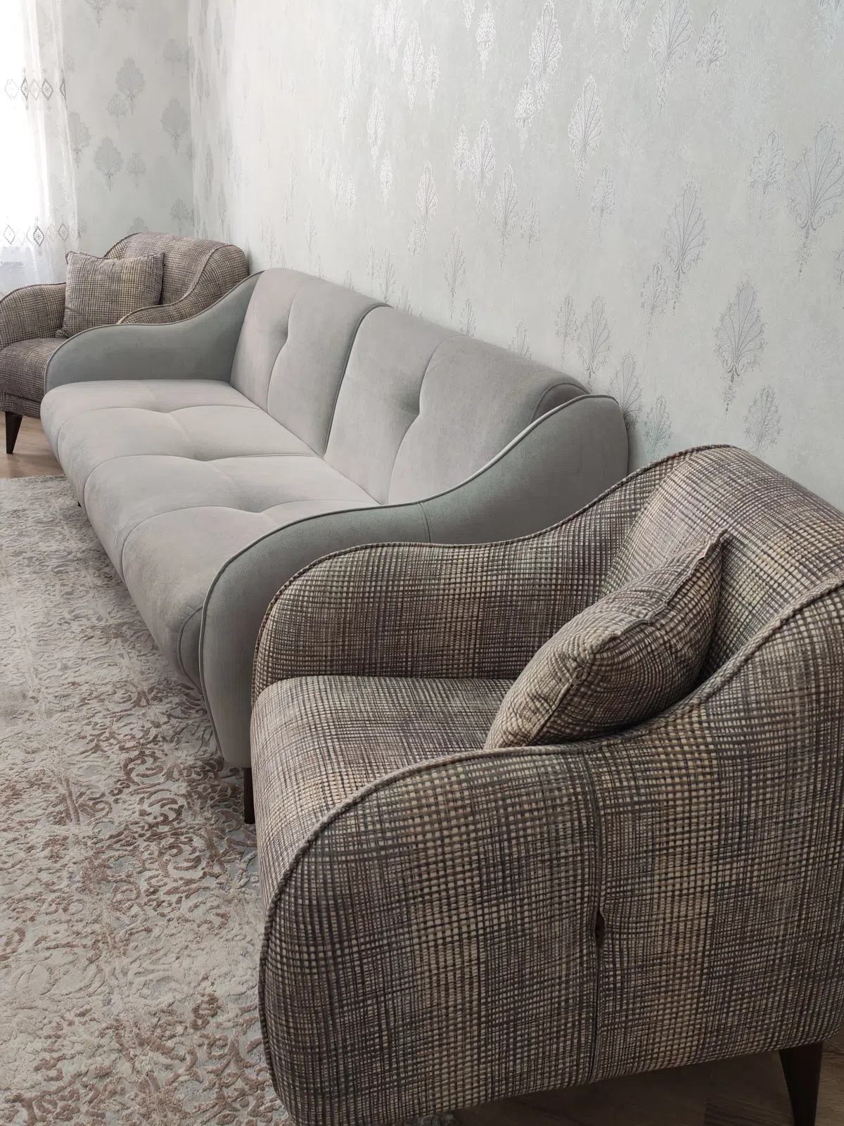 Üç yerli divan, Boz rəng — şəkil 1