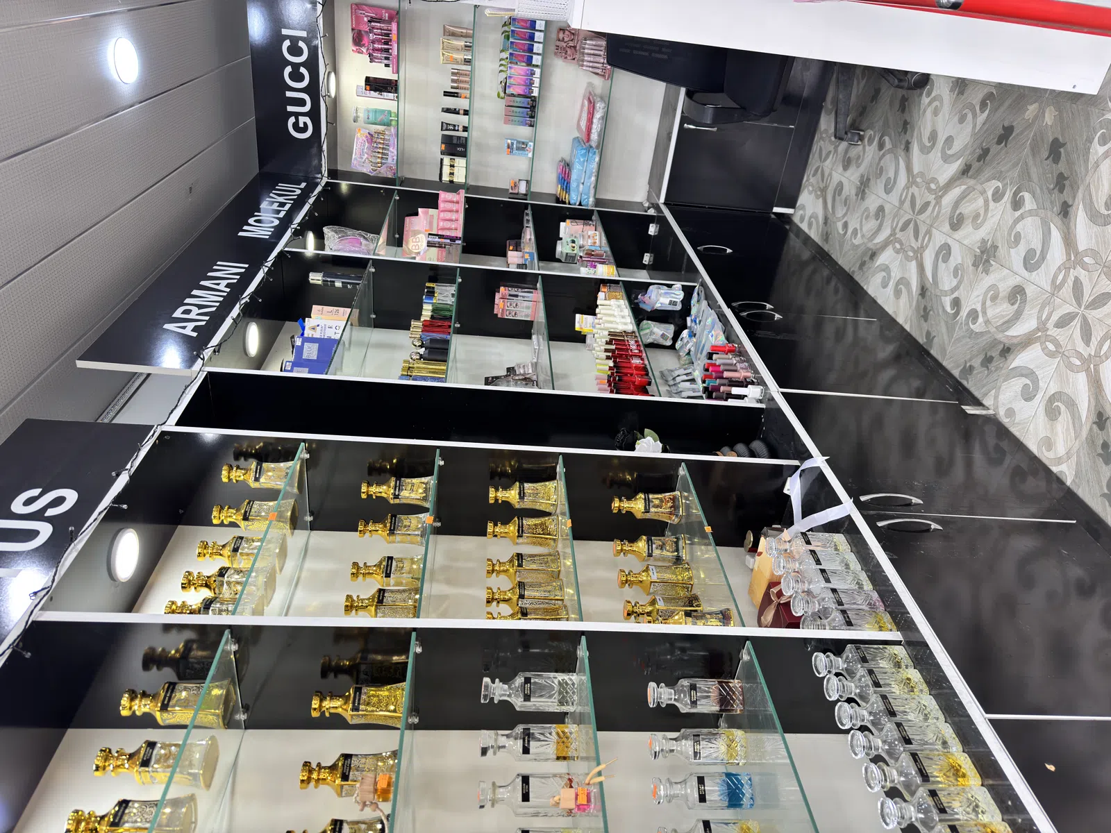 Perfume and cosmetics display furniture - Tenderyard