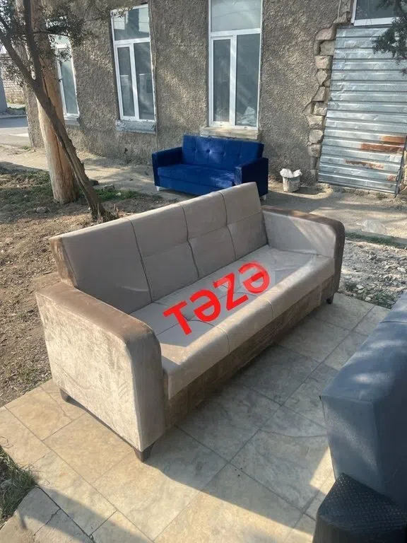 Üç yerli divan, Bej rəng