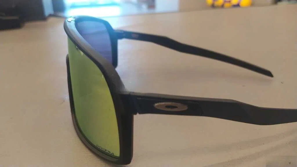 Uniseks eynəyi, Açıq yaşıl rəng