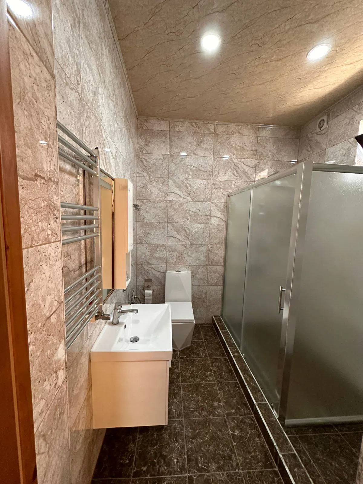 6 otaqlı villa 270 m² - 6 sot torpaq sahəsində satılır — şəkil 2