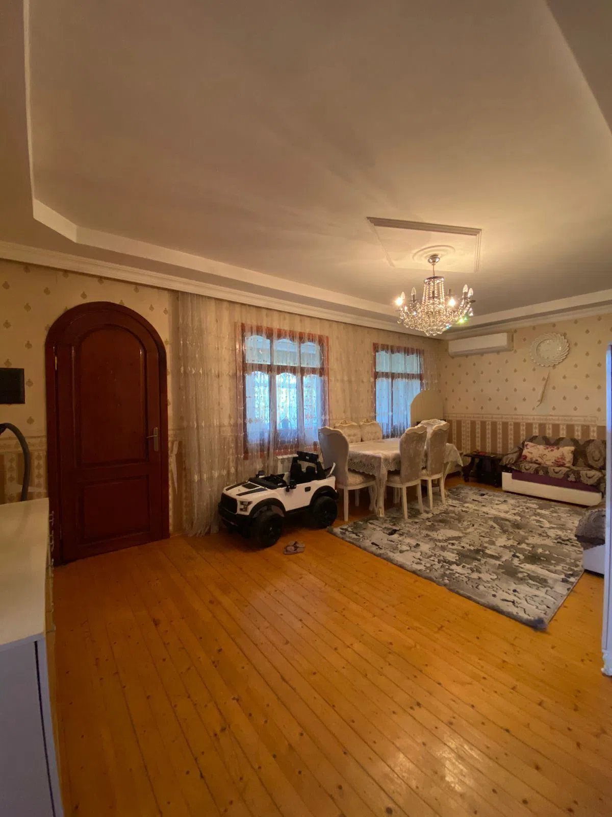 5 otaqlı mənzil 140 m² satılır