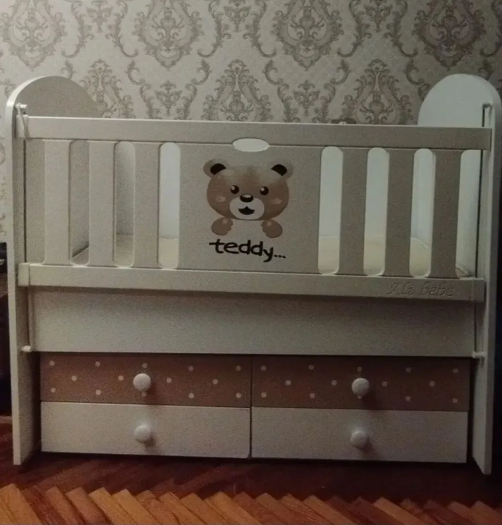 Crib Wooden material, White color - Tenderyard