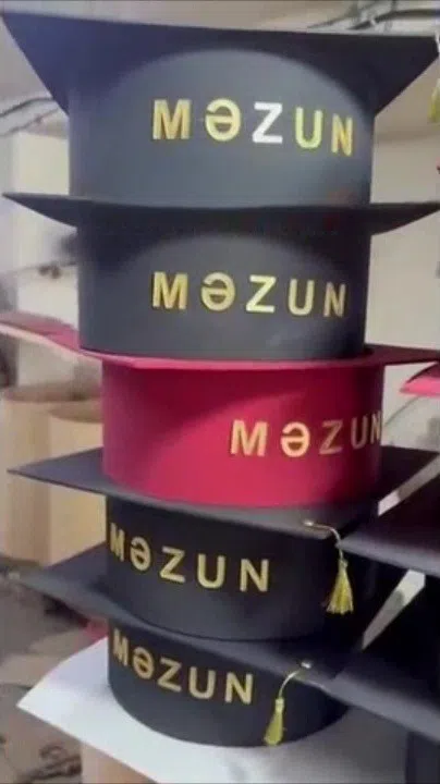 Məzun papaqları, qara və qırmızı rəng seçimləri ilə — şəkil 3