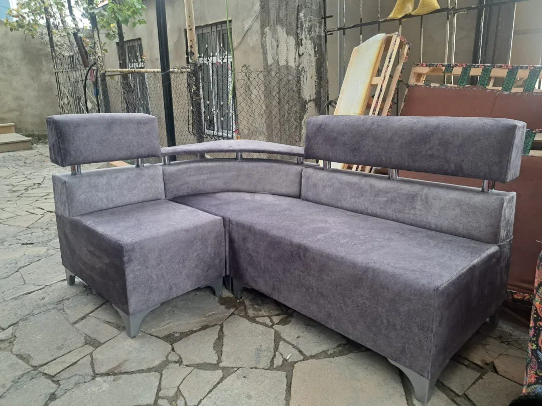 Künc divan, Boz rəng