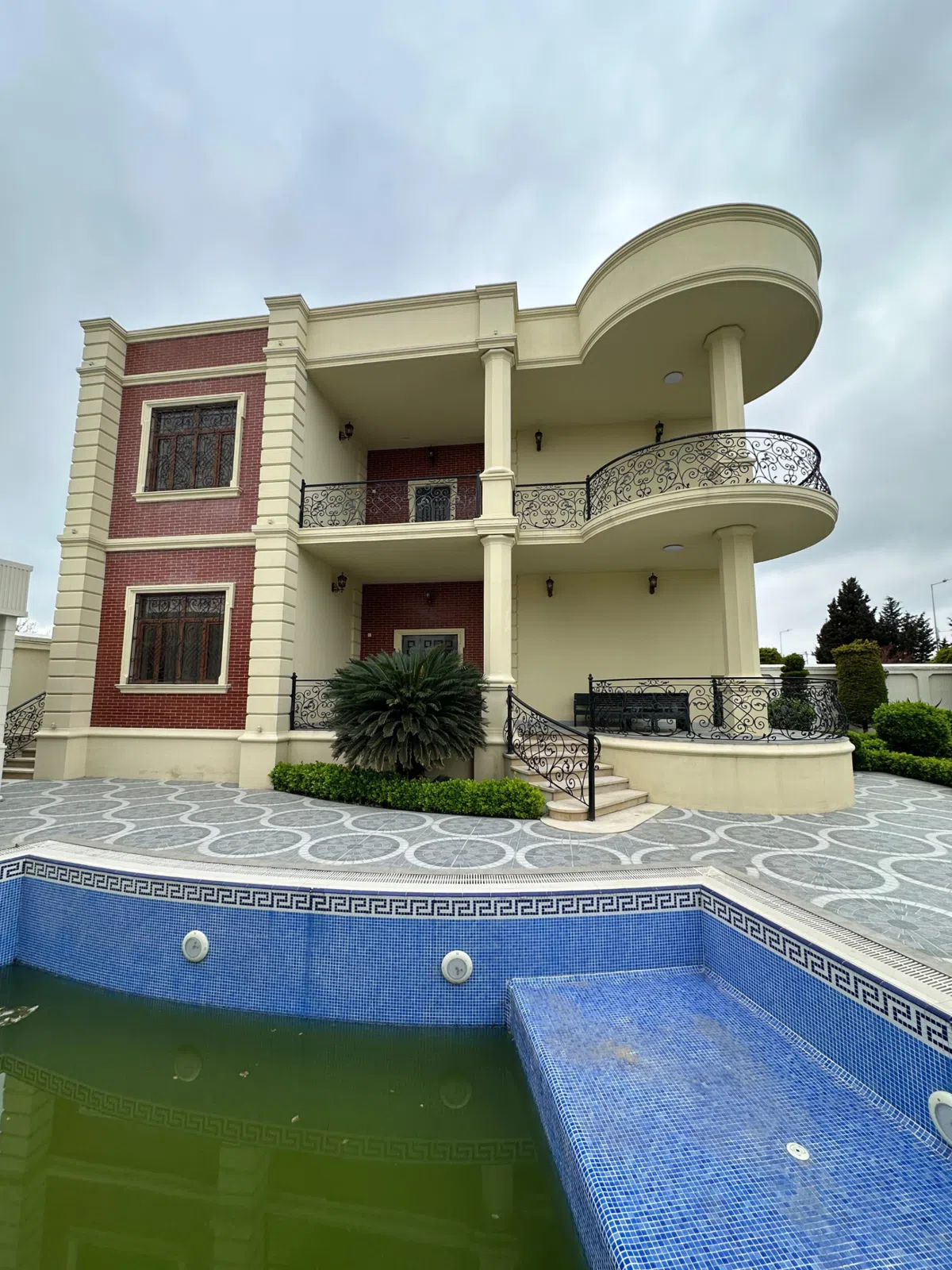 6 otaqlı villa 420 m² - 9 sot torpaq sahəsində satılır