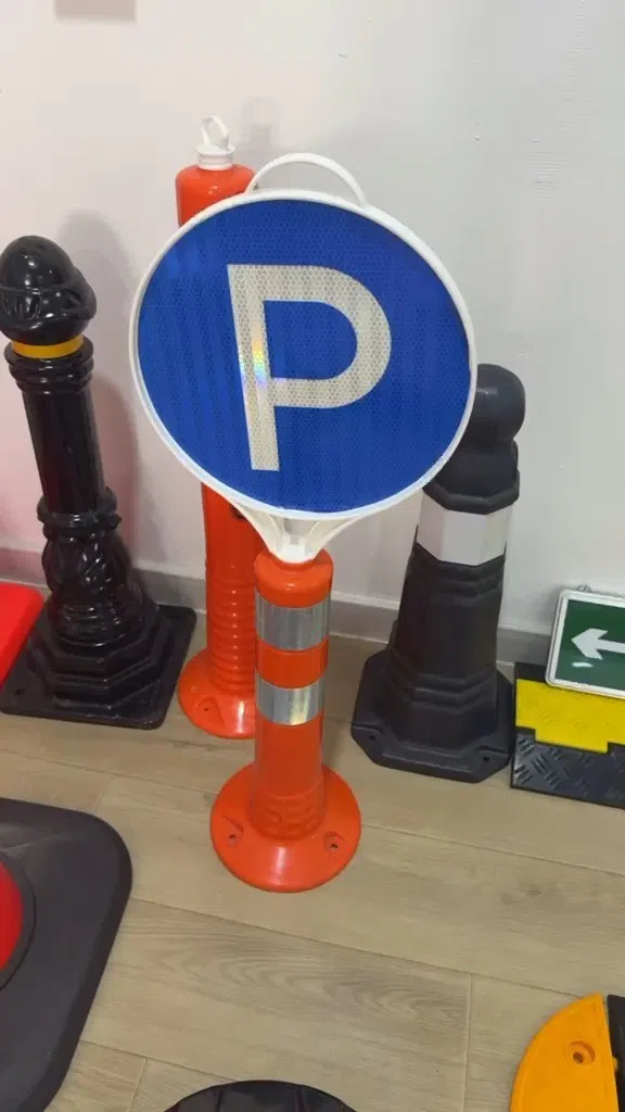 Plastic Parking Barrier and Road Sign 'P' - Tenderyard