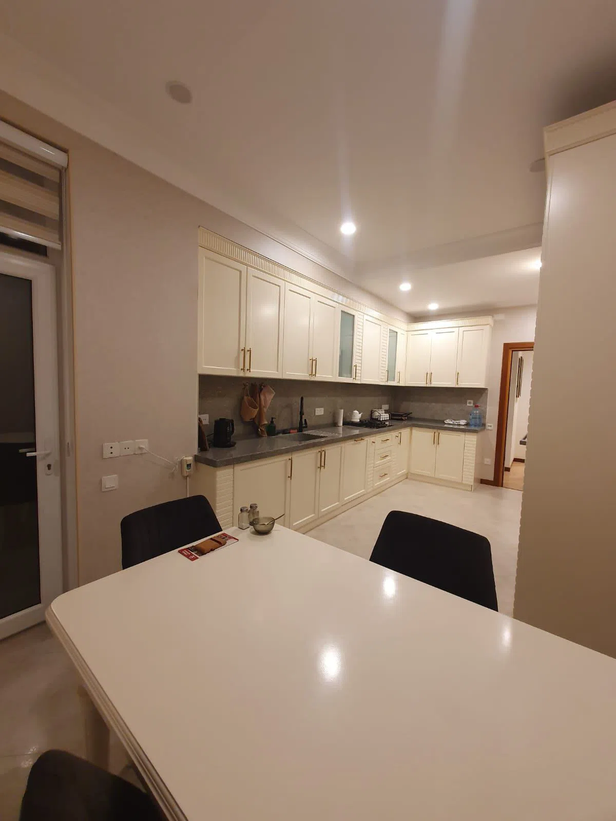 4 otaqlı mənzil 130 m² satılır