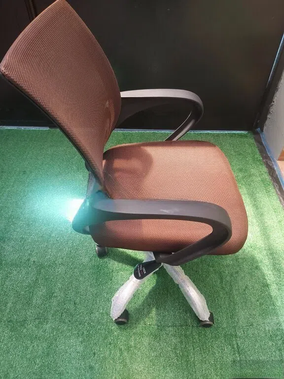 Qəhvəyi rəng, Ofis üçün kreslo — şəkil 1