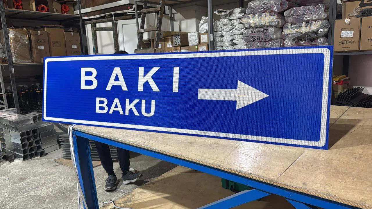 Bakı istiqamət göstərici yol lövhəsi