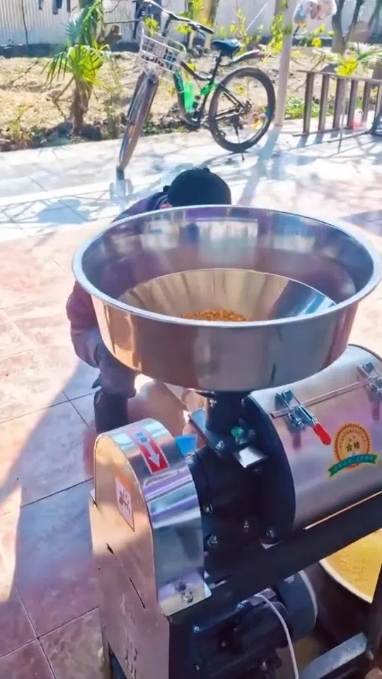 Machine for separating grains into flour and bran - Tenderyard