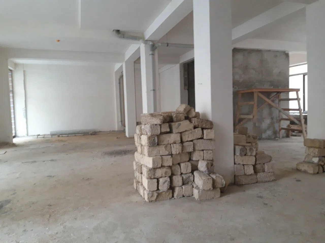 Təmirsiz ticarət obyekti, 900 m² satılır — şəkil 1