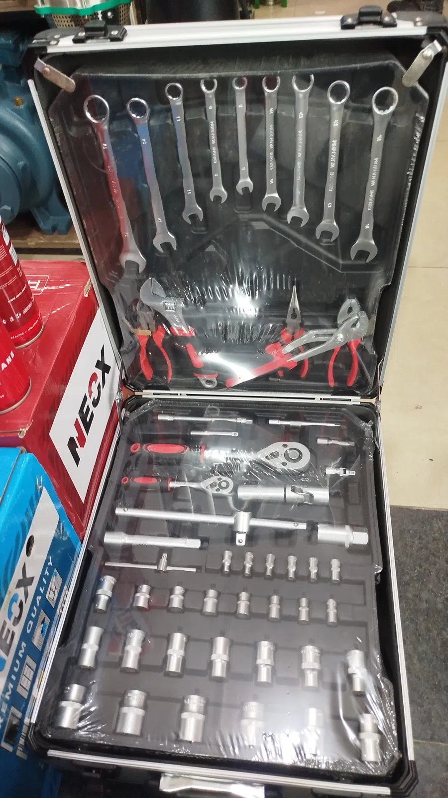 Professional tool set, in a metal case - Tenderyard