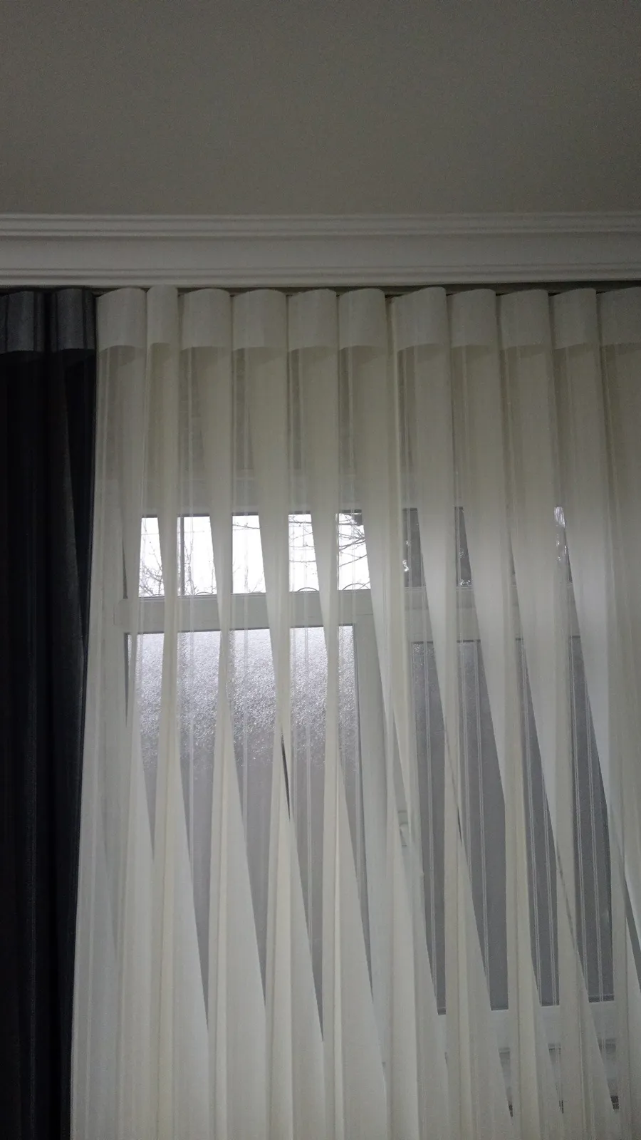 Ağ rəng pərdə, jalüz