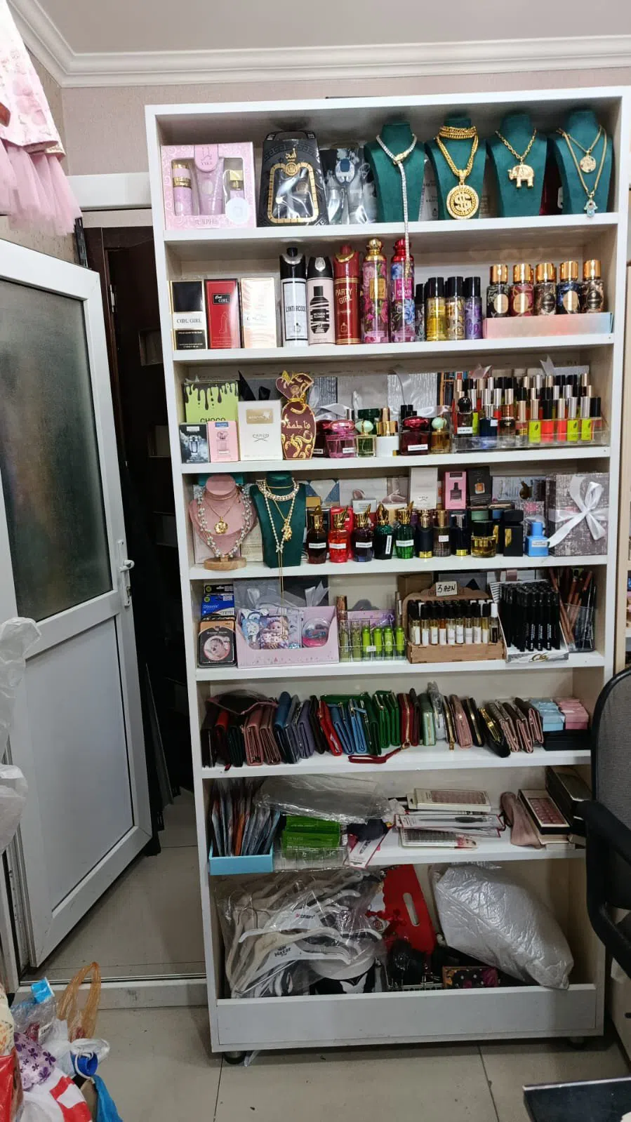 Assorted perfumes, jewelry, and accessories - Tenderyard