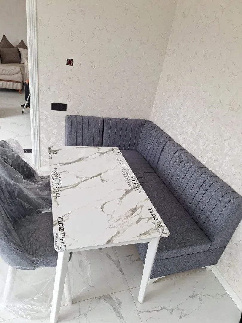 Künc divan, Boz rəng — şəkil 1