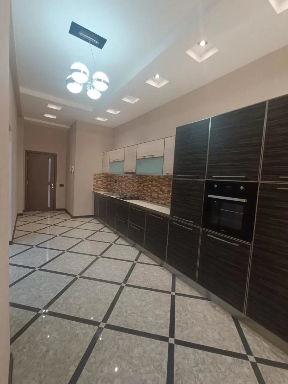 4 otaqlı mənzil 170 m² satılır
