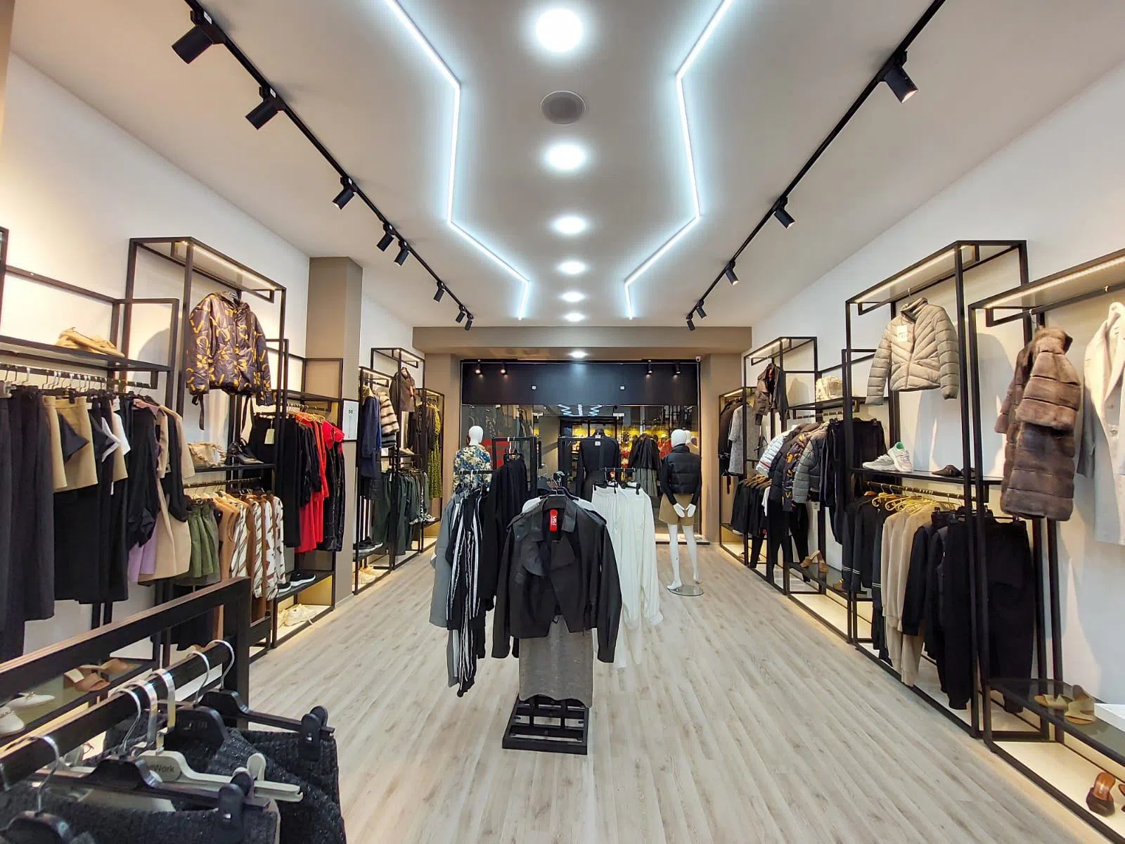 Əla təmirli ticarət obyekti, 570 m² satılır