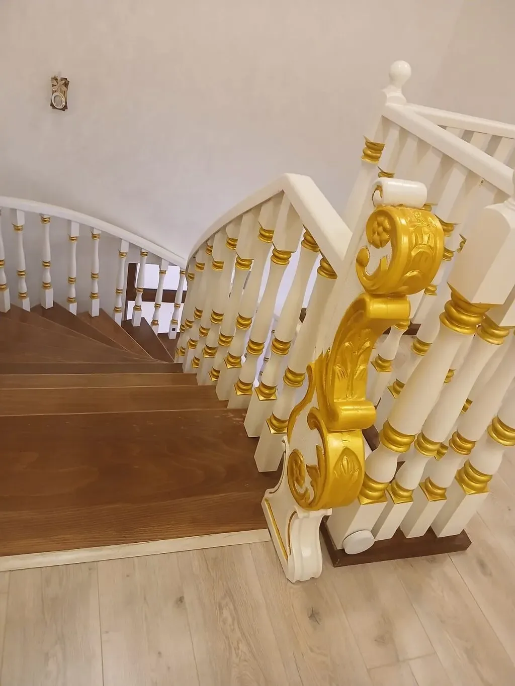 Premium wooden staircase and railing in classic style - Tenderyard