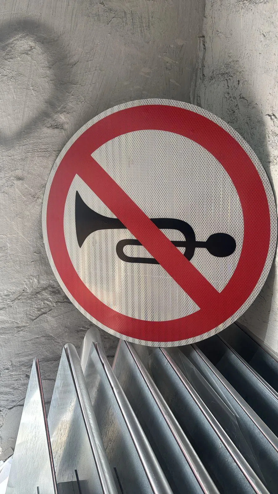 Səs siqnalı qadağandır yol nişanı