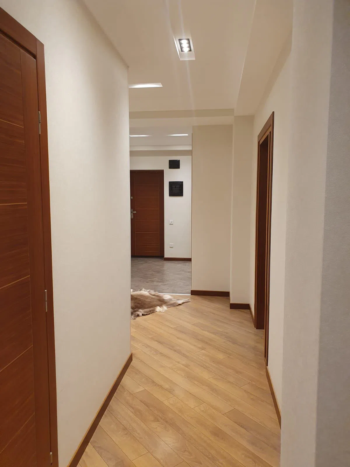 4 otaqlı mənzil 130 m² satılır
