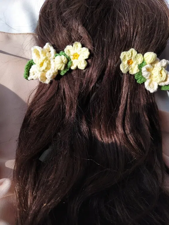 Ağ rəng saç aksesuarı