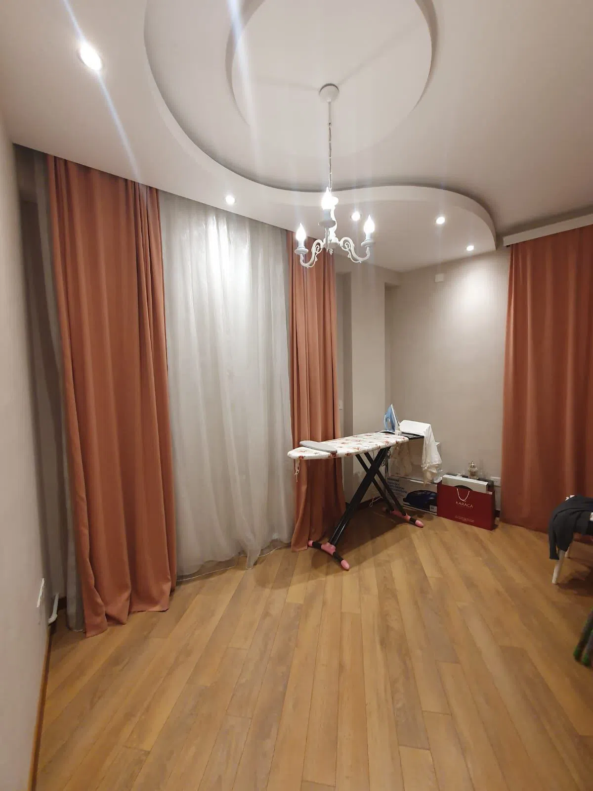 4 otaqlı mənzil 130 m² satılır