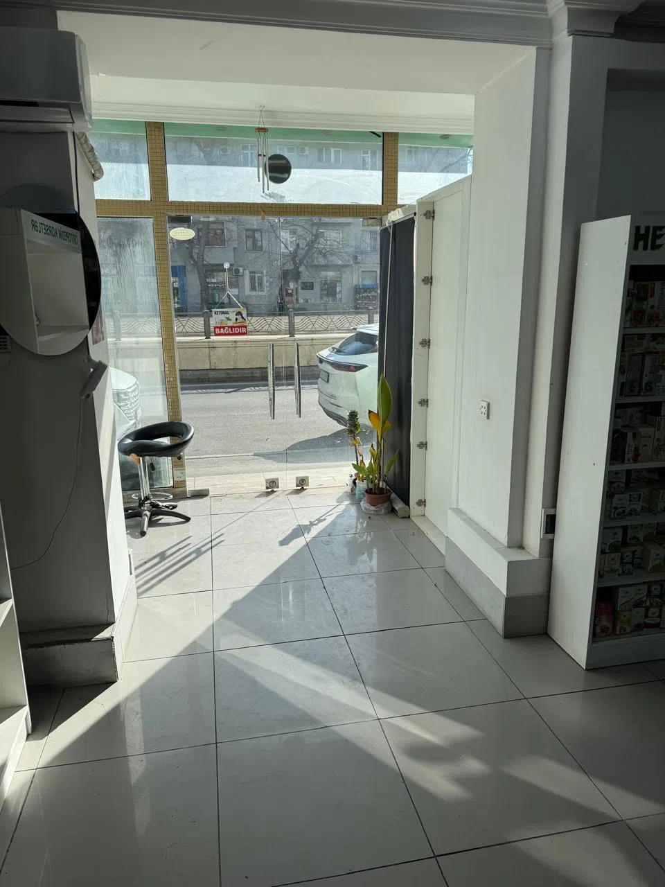 Yaxşı təmirli ticarət obyekti, 100 m² satılır