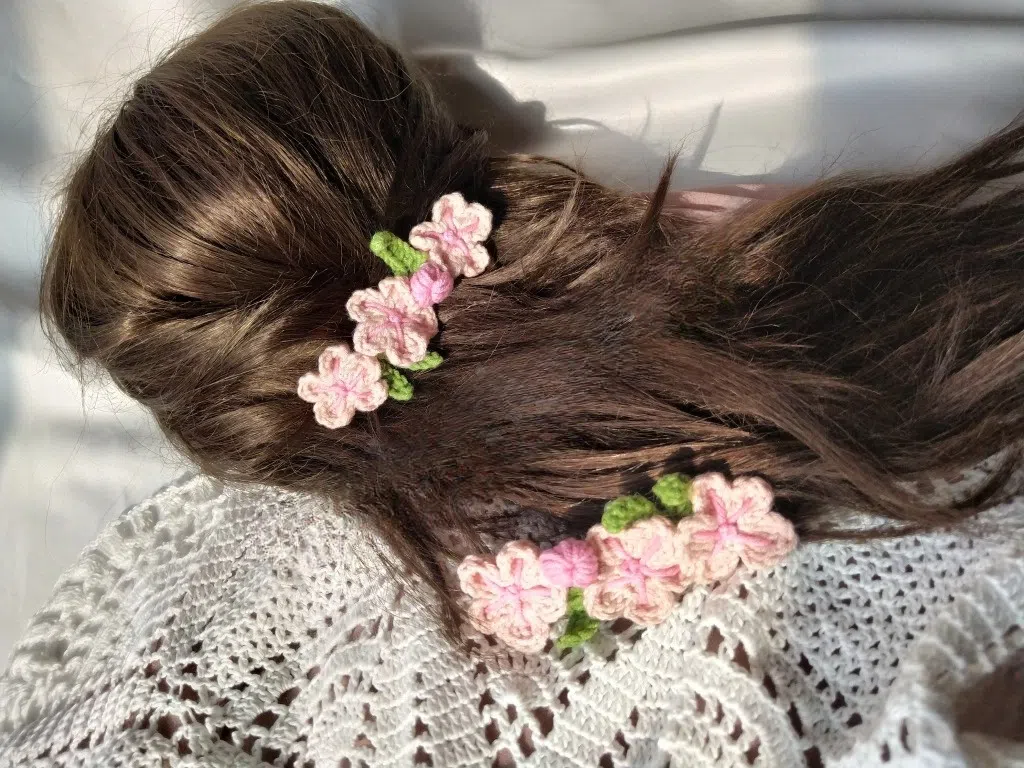 Çəhrayı rəng saç aksesuarı