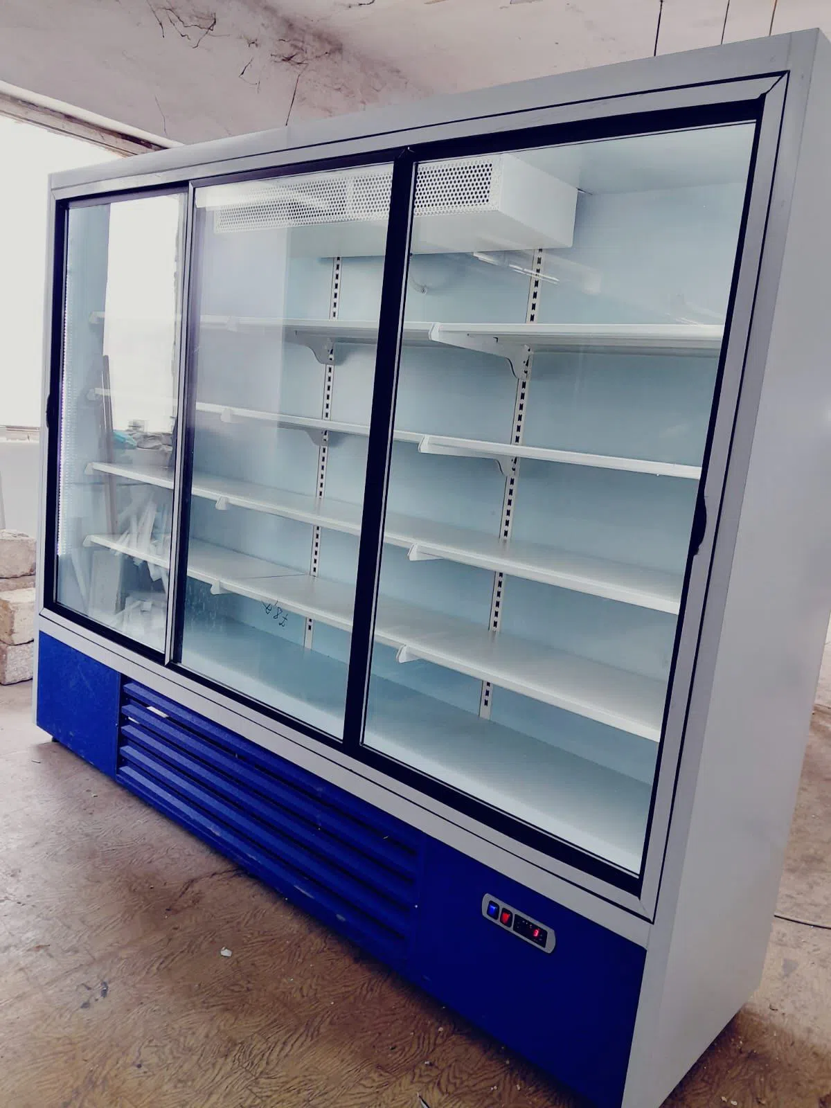 Üç qapılı kommersiya soyuducu vitrini